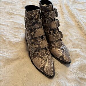 Steven New York Women’s Lether Beige Snake Buckle Accent Studded Hazan